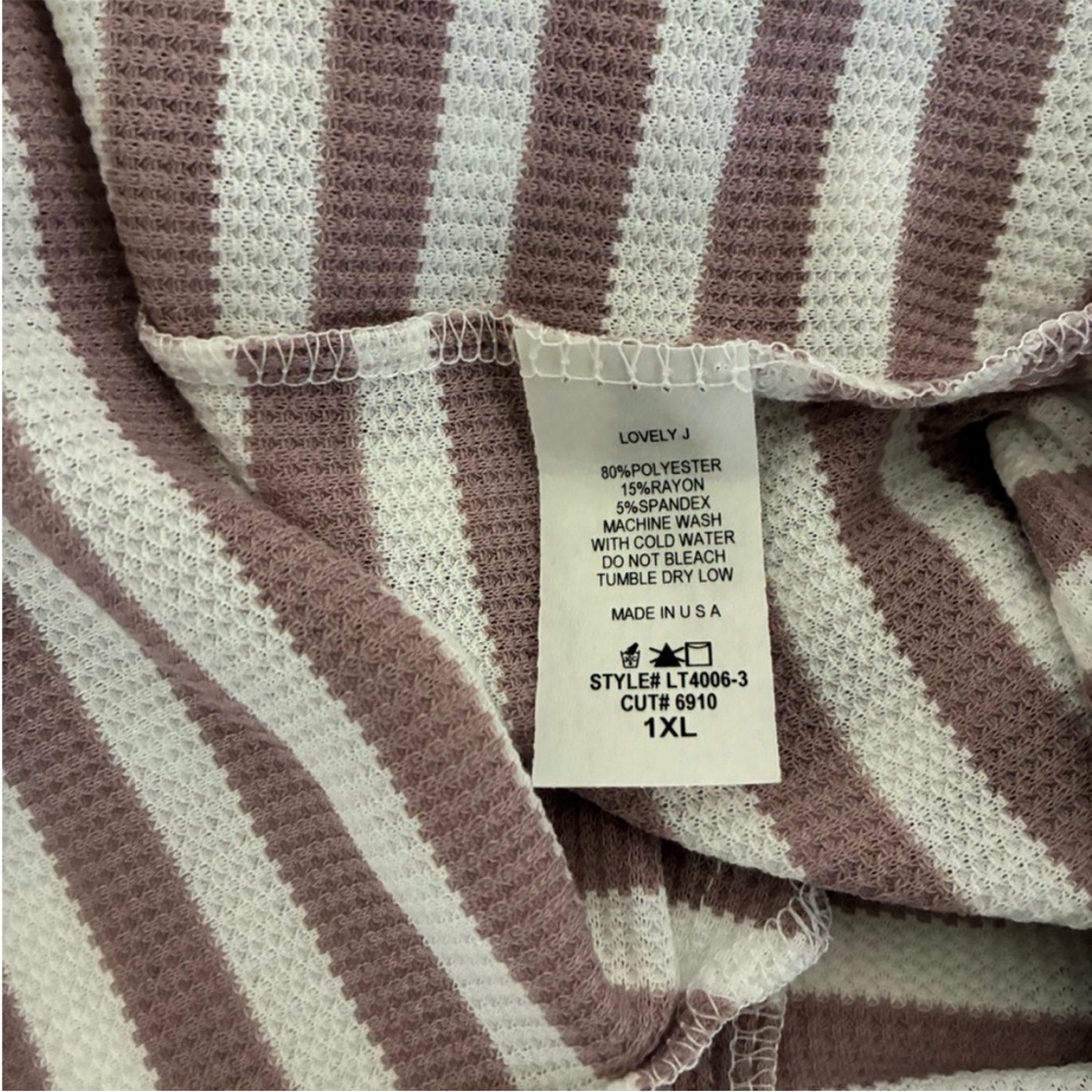 ❤️$10 WAS $23 Lovely J knit vneck top - Picture 4 of 5